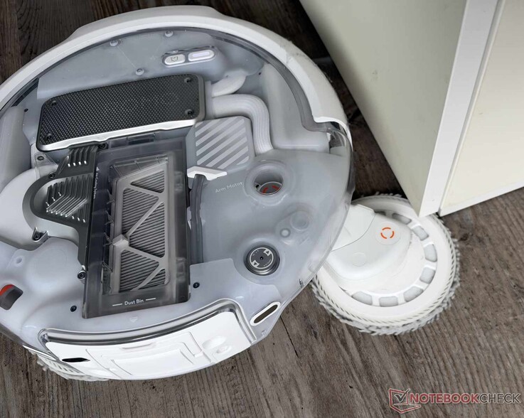 DJI Romo P2 wysuwa jeden z dwóch padów mopujących wyjątkowo daleko.