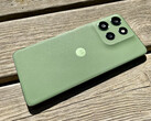 Motorola Moto G55 w zielonym wariancie kolorystycznym Pantone Dill. (Źródło zdjęcia: Notebookcheck)