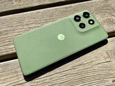 Motorola Moto G55 w zielonym wariancie kolorystycznym Pantone Dill. (Źródło zdjęcia: Notebookcheck)