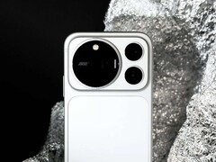 Model Honor Magic9 Pro Max na zdjęciu w kolorze srebrnym