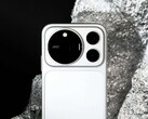 Model Honor Magic9 Pro Max na zdjęciu w kolorze srebrnym