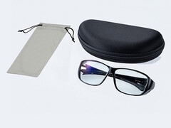 Okulary Kenko Tokina Asterism są dostarczane z twardym futerałem i miękkim etui. (Źródło zdjęcia: Kenko Tokina)