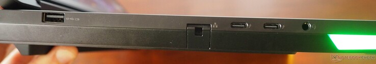 Po lewej: USB-A 3.2 Gen2, 2,5 GbE RJ-45, 2x Thunderbolt 5 (w tym PD i DP 2.1), wyjście audio 3,5 mm