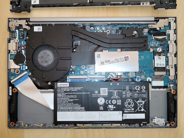 Lenovo ThinkBook 14 G4 we wnętrzu