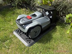 TerraMow Mini 500 w stacji ładującej