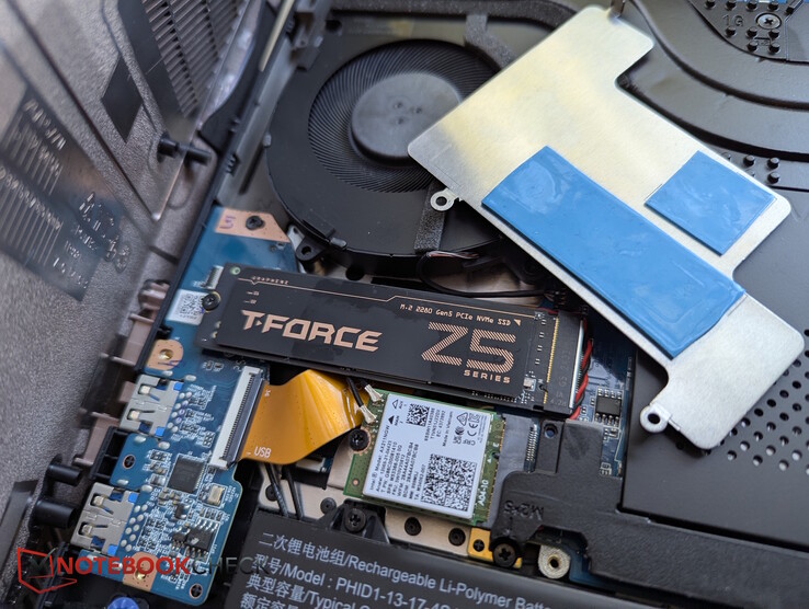 Na razie pominiemy płytkę chłodzącą XMG dla dysków SSD, czy reklamowana naklejka grafenowa może to zrobić sama?
