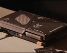 Zbudowana na zamówienie kompaktowa konsola do gier wyposażona w mini komputer, widoczne otwory wentylacyjne, porty USB oraz pomarańczowe przyciski zasilania, umieszczona na biurku.