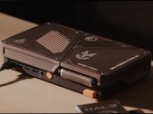 Zbudowana na zamówienie kompaktowa konsola do gier wyposażona w mini komputer, widoczne otwory wentylacyjne, porty USB oraz pomarańczowe przyciski zasilania, umieszczona na biurku.