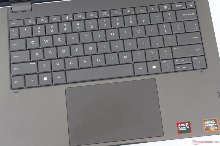 Klawiatura o identycznej konstrukcji i układzie jak w modelu OmniBook Ultra 14, ale z nieco mniejszym panelem dotykowym o wymiarach 12,5 x 8 cm
