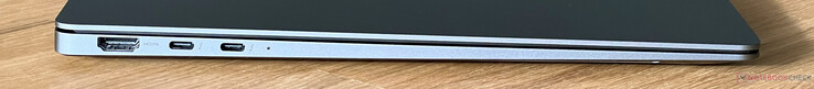 Po lewej: HDMI 2.1, 2x USB-C 4.0 z Thunderbolt 4 (40 GBit/s, tryb DisplayPort ALT, Power Delivery)