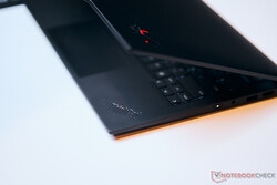 ThinkPad X1 Carbon G12: logo ThinkPad nie jest już naklejką