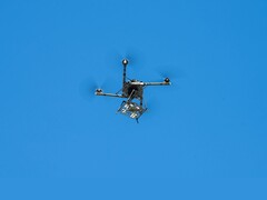 Dron Alta X przenoszący niestandardowy ładunek symulujący środowisko bezzałogowych systemów powietrznych (źródło zdjęcia: NASA/Brandon Torres Navarette; edytowane)