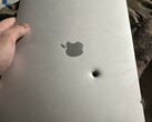 MacBook Air Apple M1 podobno zatrzymuje fragment pocisku (źródło zdjęcia: lanevychs on X)