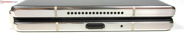 Dół, złożony: głośniki, USB-C 3.2 Gen.2, mikrofon