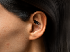 Urządzenie STAT Health do noszenia w uszach może monitorować warunki, takie jak długi Covid. (Źródło zdjęcia: STAT Health)