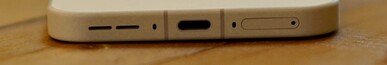 Dół: Głośnik, mikrofon, port USB-C, mikrofon, gniazdo SIM