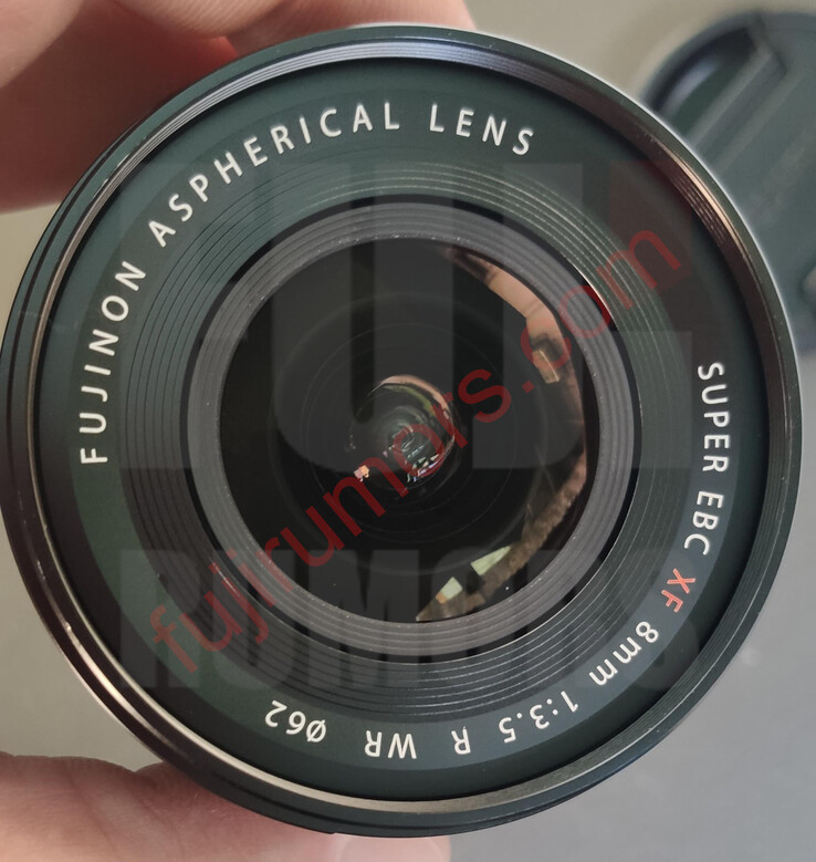 Napisy z przodu obiektywu Fujinon XF8mm f/3.5 R WR wskazują, że będzie on wyposażony w uszczelnienia pogodowe, gwint filtra 62 mm i powłokę Super EBC. (Źródło zdjęcia: Fuji Rumors)