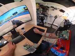 YouTuber Basically Homeless osiąga czasy reakcji na poziomie 100 ms dzięki swojemu nerwowo-mięśniowemu systemowi wspomagania celowania. (Źródło zdjęcia: Basically Homeless via YouTube)