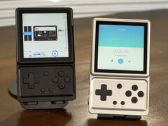 Anbernic RG Rotate w wykończeniach Aurora Silver i Polar Black, od lewej do prawej.