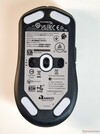 HyperX Pulsefire Fuse Wireless: Spód z czujnikiem PAW3311, przełącznik Wireless/Off (po lewej), przycisk DPI (po prawej)