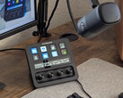 Stream Deck+, podłączony do Wave DX, z monitorem PC w tle