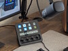 Stream Deck+, podłączony do Wave DX, z monitorem PC w tle