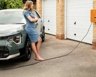 Pani czekająca na naładowanie pojazdu elektrycznego