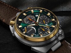 Widok pod kątem zegarka Citizen Promaster Tsuno Chrono Racer, podkreślający jego charakterystyczną kopertę typu „bullhead”, złocistą ramkę oraz umieszczone na górze przyciski chronografu.