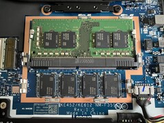 Gniazdo pamięci RAM i wlutowana pamięć RAM