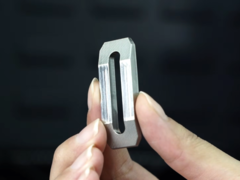 Obróbka tytanu Makera Z1 daje imponujące rezultaty. (Źródło obrazu: Makera na YouTube)