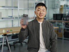 Carl Pei, CEO Nothing, trzymający niewyraźny telefon Nothing Phone (3). (Źródło zdjęcia: Google)