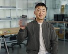 Carl Pei, CEO Nothing, trzymający niewyraźny telefon Nothing Phone (3). (Źródło zdjęcia: Google)