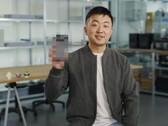 Carl Pei, CEO Nothing, trzymający niewyraźny telefon Nothing Phone (3). (Źródło zdjęcia: Google)