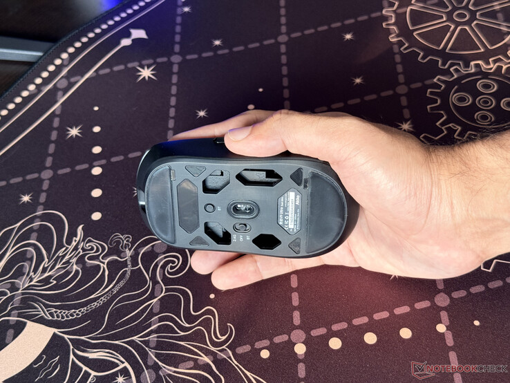 Otwarta dolna konstrukcja myszy bezprzewodowej