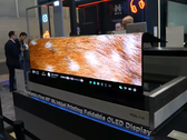 rozwijany 65-calowy ekran OLED z nadrukiem atramentowym (źródło obrazu: Charbax na YouTube)