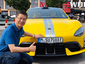 Prezes Xiaomi pozujący z SU7 Ultra zarejestrowanym w Niemczech (źródło zdjęcia: William Lu na Weibo)