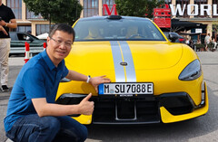 Prezes Xiaomi pozujący z SU7 Ultra zarejestrowanym w Niemczech (źródło zdjęcia: William Lu na Weibo)