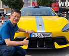 Prezes Xiaomi pozujący z SU7 Ultra zarejestrowanym w Niemczech (źródło zdjęcia: William Lu na Weibo)