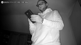 Tryb nocny działa bez światła, niestety tylko w czerni i bieli.