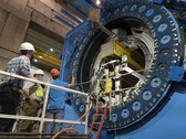 Zdjęcie przedstawia instalację wewnętrznego kalorymetru hadronowego w sPHENIX (źródło zdjęcia: Brookhaven National Laboratory; przycięte)
