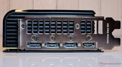 Porty: 3x DisplayPort 2.1b-out, 1x HDMI 2.1b-out