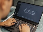 Osoba pisze na laptopie z otwartym interfejsem ChatGPT