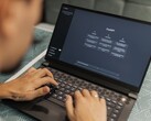 Osoba pisze na laptopie z otwartym interfejsem ChatGPT