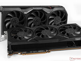RX 7900 XTX i 7900 XT zostały wprowadzone na rynek w sugerowanych cenach detalicznych odpowiednio 999 USD i 899 USD.