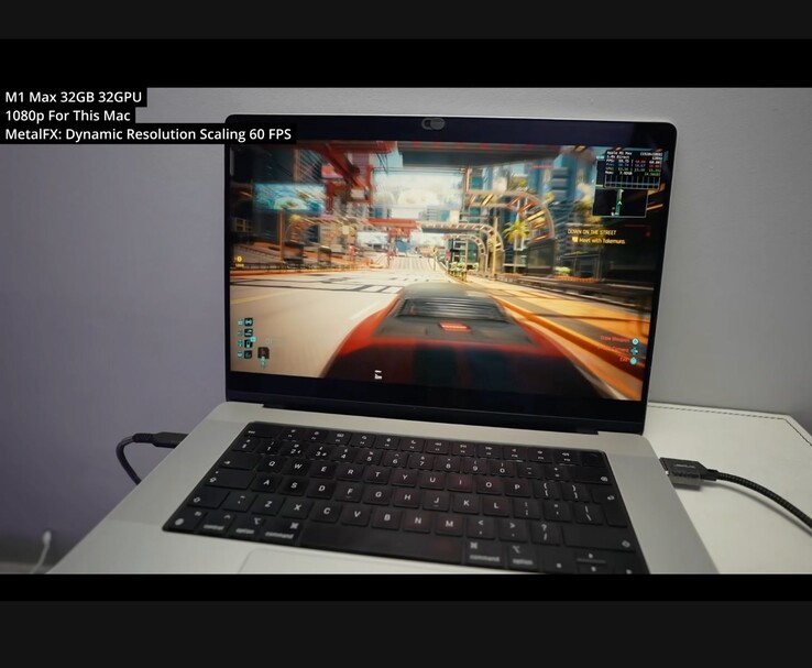 Cyberpunk 2077 uruchomiony na MacBooku Pro M1 Max (32 GB pamięci RAM, 32-rdzeniowy procesor graficzny) w rozdzielczości 1080p z wykorzystaniem dynamicznego skalowania rozdzielczości MetalFX. Gra utrzymuje płynność na poziomie 60 FPS, demonstrując moc wczesnego krzemu Apple w natywnych grach AAA. (Źródło obrazu: