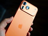 Następca przedstawionego na zdjęciu Apple iPhone'a 17 Pro może mieć tę samą oficjalną cenę