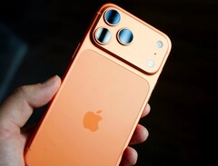 Następca przedstawionego na zdjęciu Apple iPhone'a 17 Pro może mieć tę samą oficjalną cenę