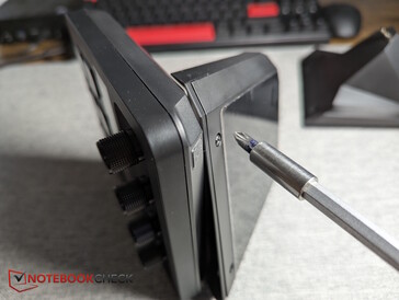 Wykręcić dwie śruby