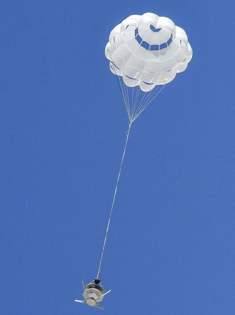Rozłożony spadochron wyposażony w czujniki do pomiaru naprężeń na czaszy spadochronu (źródło zdjęcia: NASA i Christopher LC Clark; przycięte)