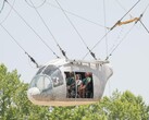 Model nadwozia samolotu wiszący 35 stóp w powietrzu (Źródło zdjęcia: NASA i Mark Knopp; przycięte)